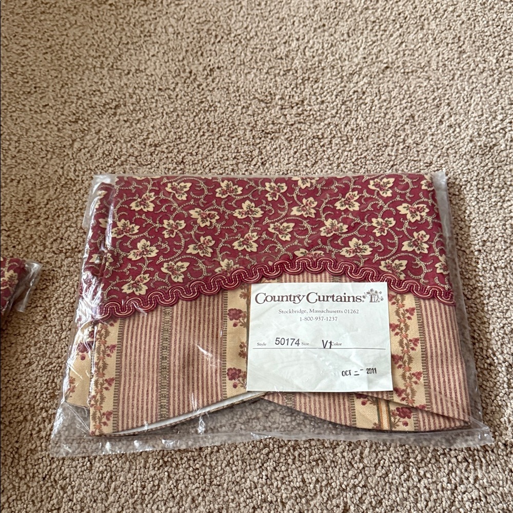 Country Curtains Red and Tan Valance